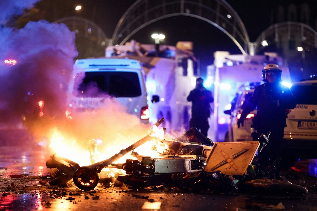 爆冷輸球難接受! 比利時布魯塞爾街頭爆發騷亂 爆冷輸球難接受! 比利時布魯塞爾街頭爆發騷亂