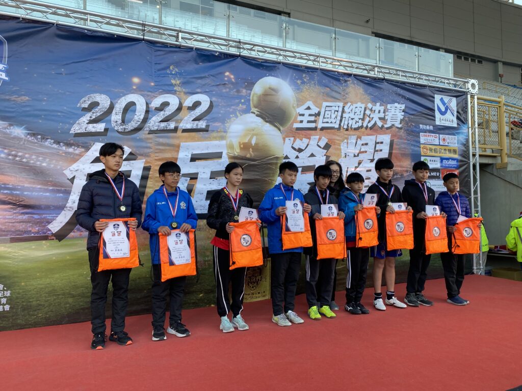 踢球的孩子不會變壞 北市民生國中力推足球運動 踢球的孩子不會變壞 北市民生國中力推足球運動