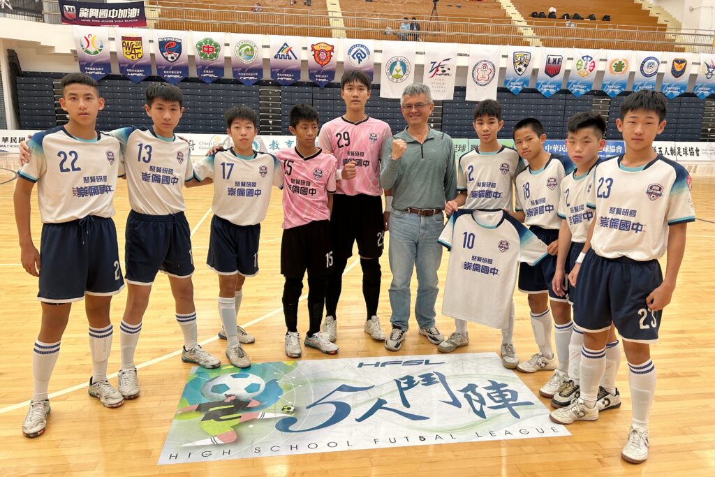 中學5人制/崇倫校長親臨助陣表支持 校內貼「英雄榜」鼓勵更盼吸納好手加入 中學5人制/崇倫校長親臨助陣表支持 校內貼「英雄榜」鼓勵更盼吸納好手加入